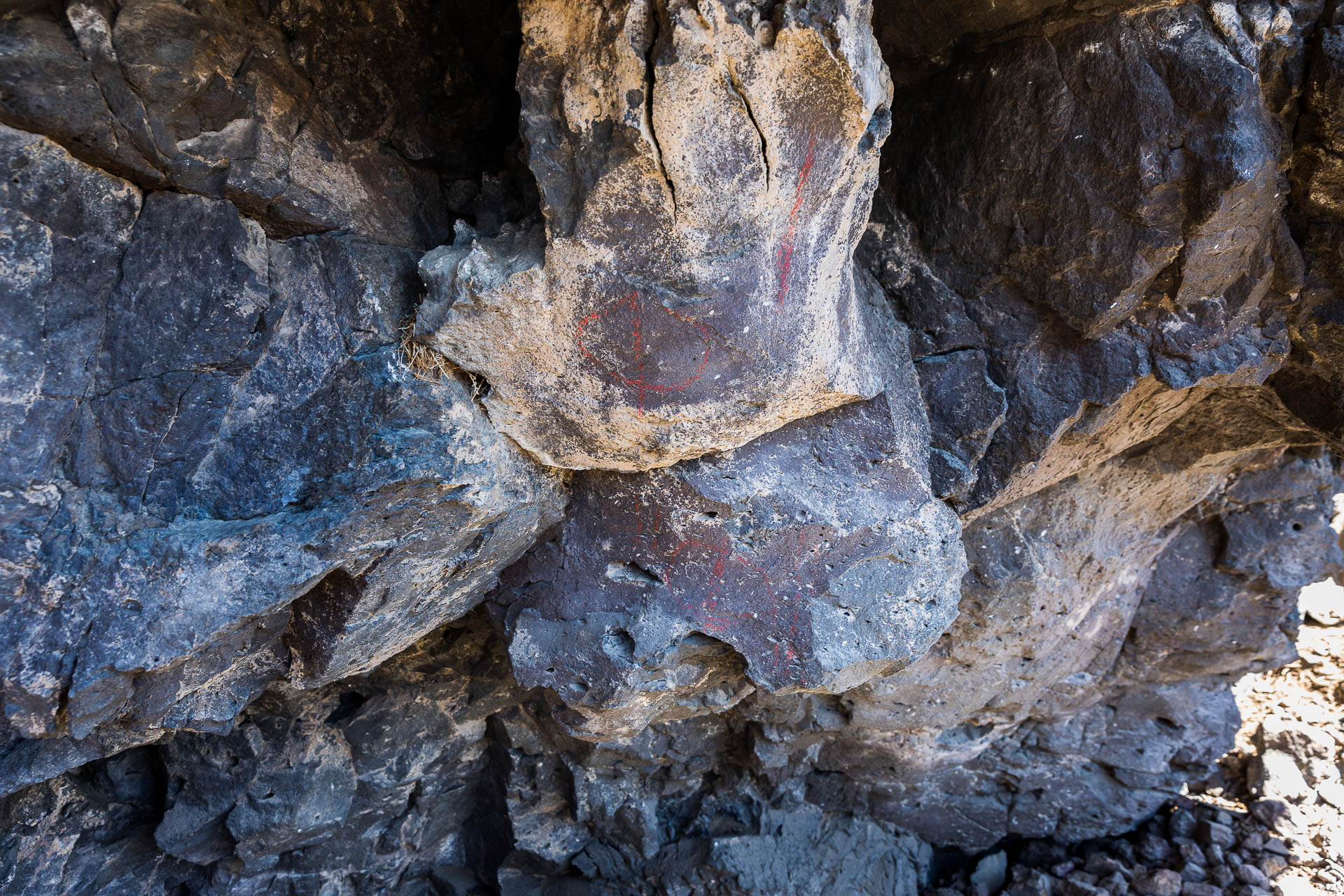 Prehistoric artwork in Paisley Cave